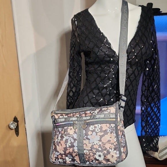 Lesportsac Pink and Gray Crossbody Bag with Stylish Design - Picture 3 of 13